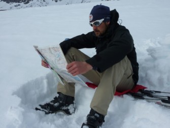 Lecture de carte dans le massif du Kebnekaise (Suède)