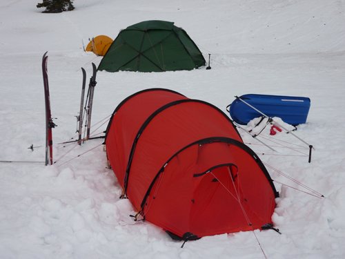 Bivouac hivernal avec une tente 4 saisons Hilleberg