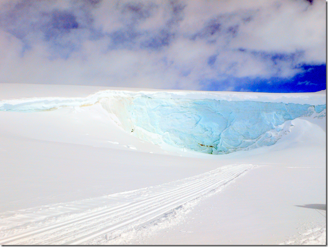 Énorme mur de glace sur le chemin entre le Hut Camp -lake 5- et le lake 2