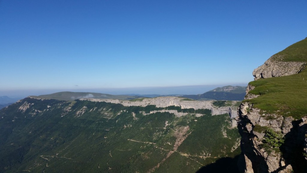 Au fond, le plateau d'Ambel