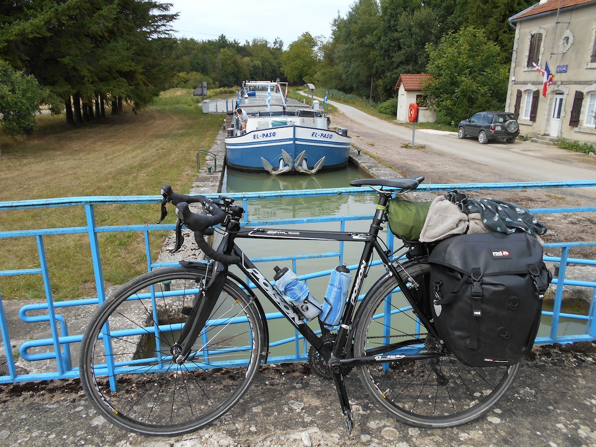 Une écluse sur le canal de la Saône à la Marne