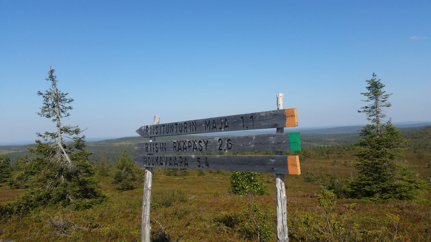 Panneau indicateur au sommet du Riisintunturi