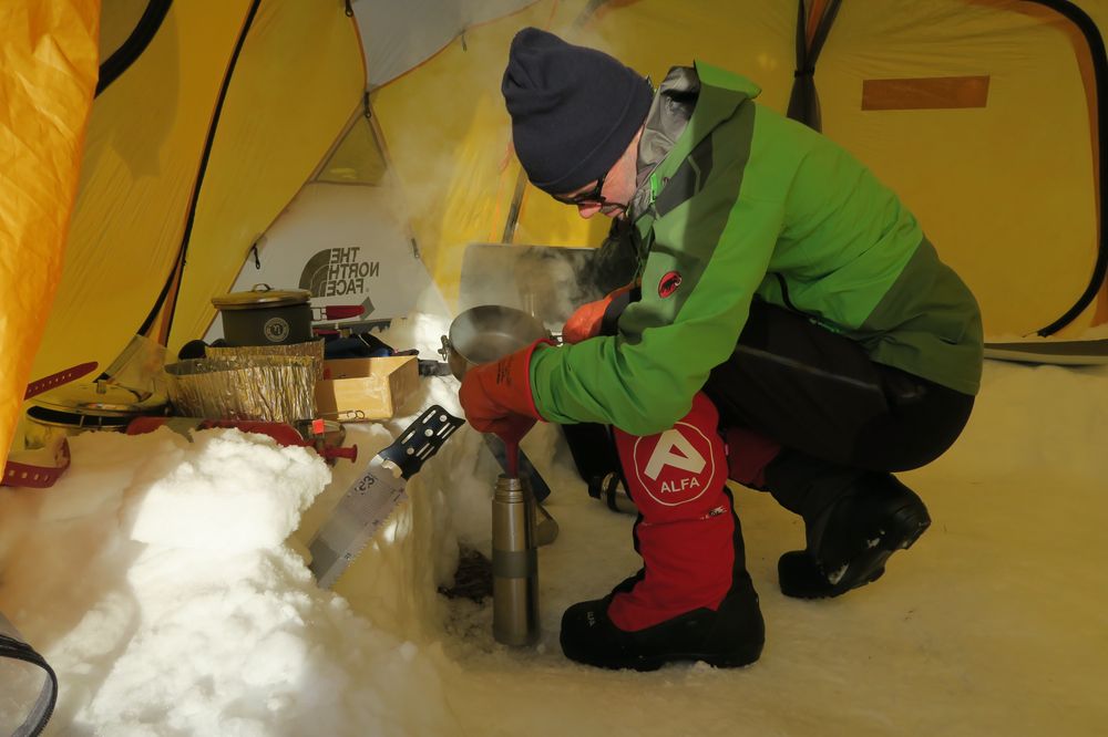 Préparation du repas dans la tente mess