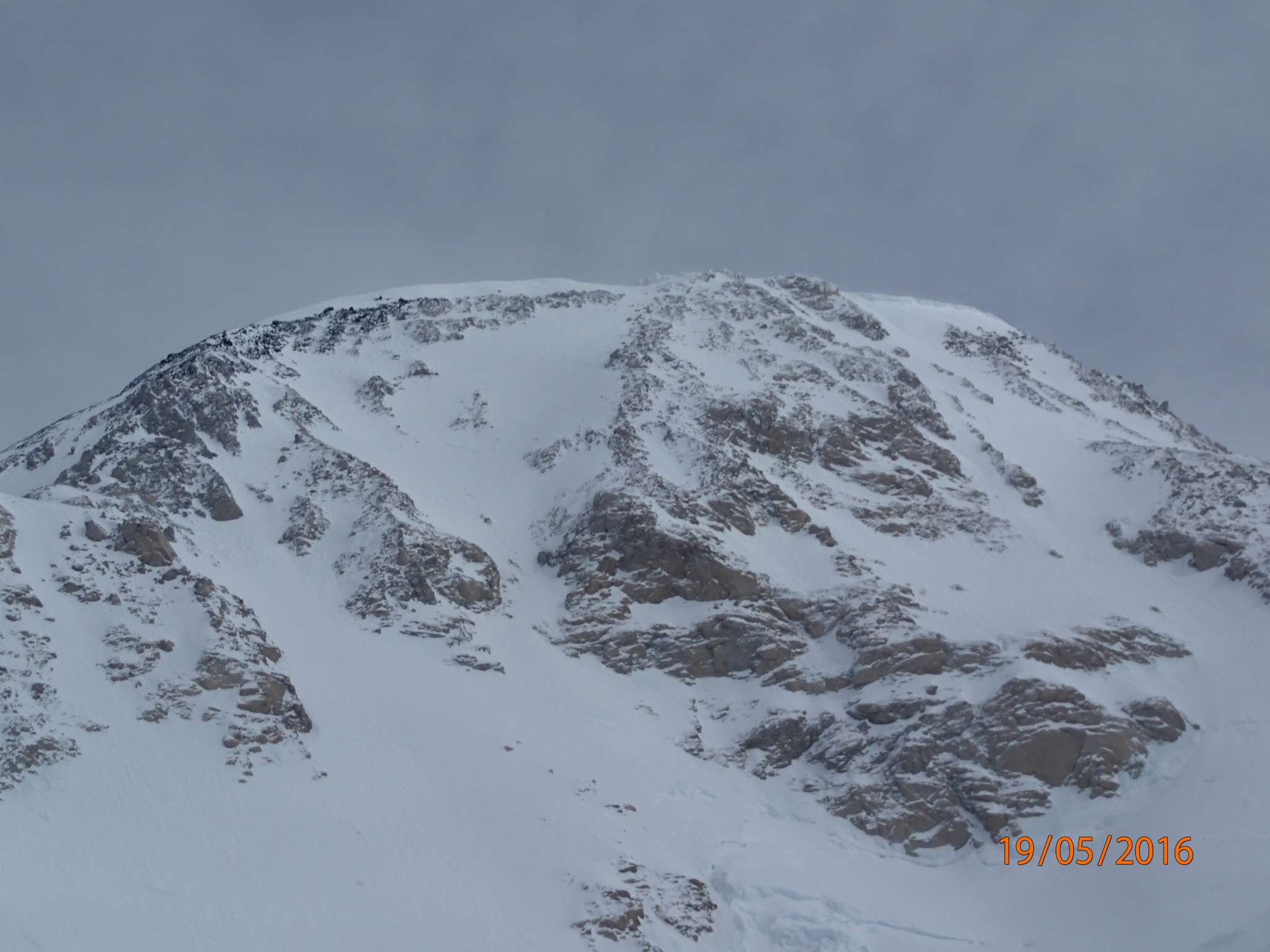 Le Denali (6194 m) vu du Camp 4 4300 - Sur la gauche le col et le Camp 5 - 5200m
