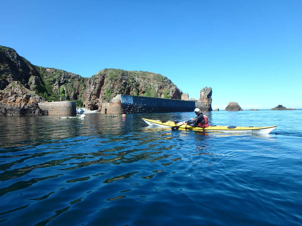 Sark : Arrivée au minuscule Creux harbour