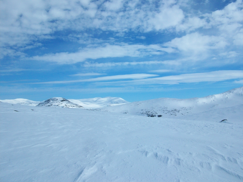 Traversée neigeuse vers Ultatjärn sous un ciel clair.