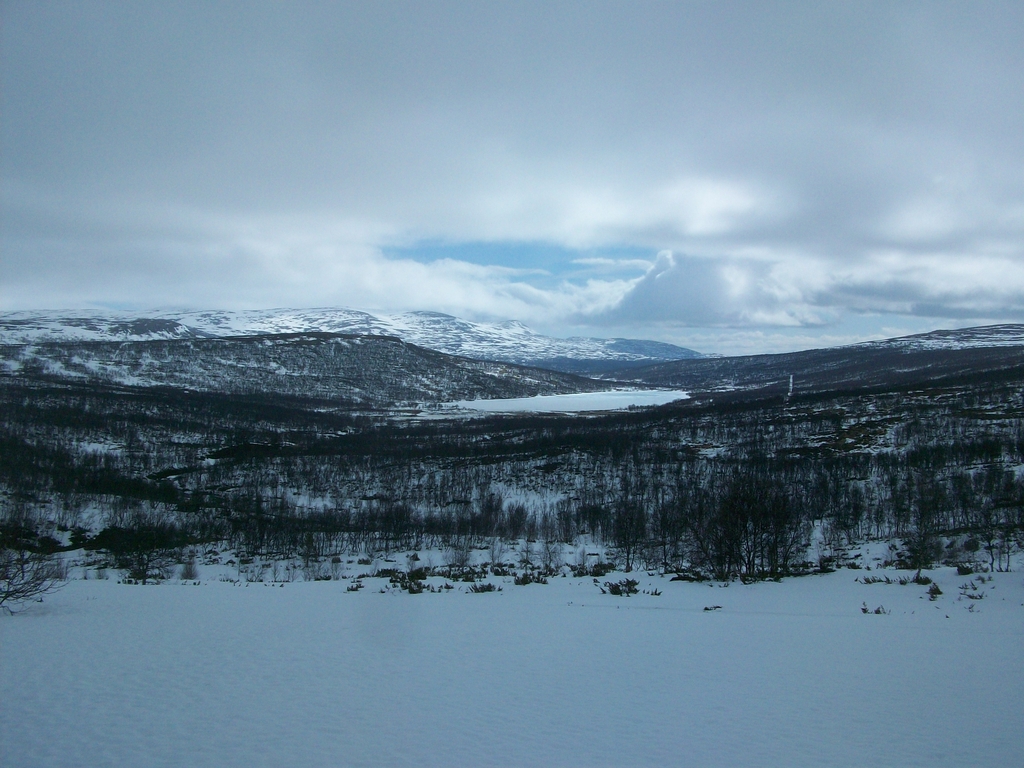 Redescente douloureuse vers la vallée de Ljungdalen, le blizzard sur les talons.