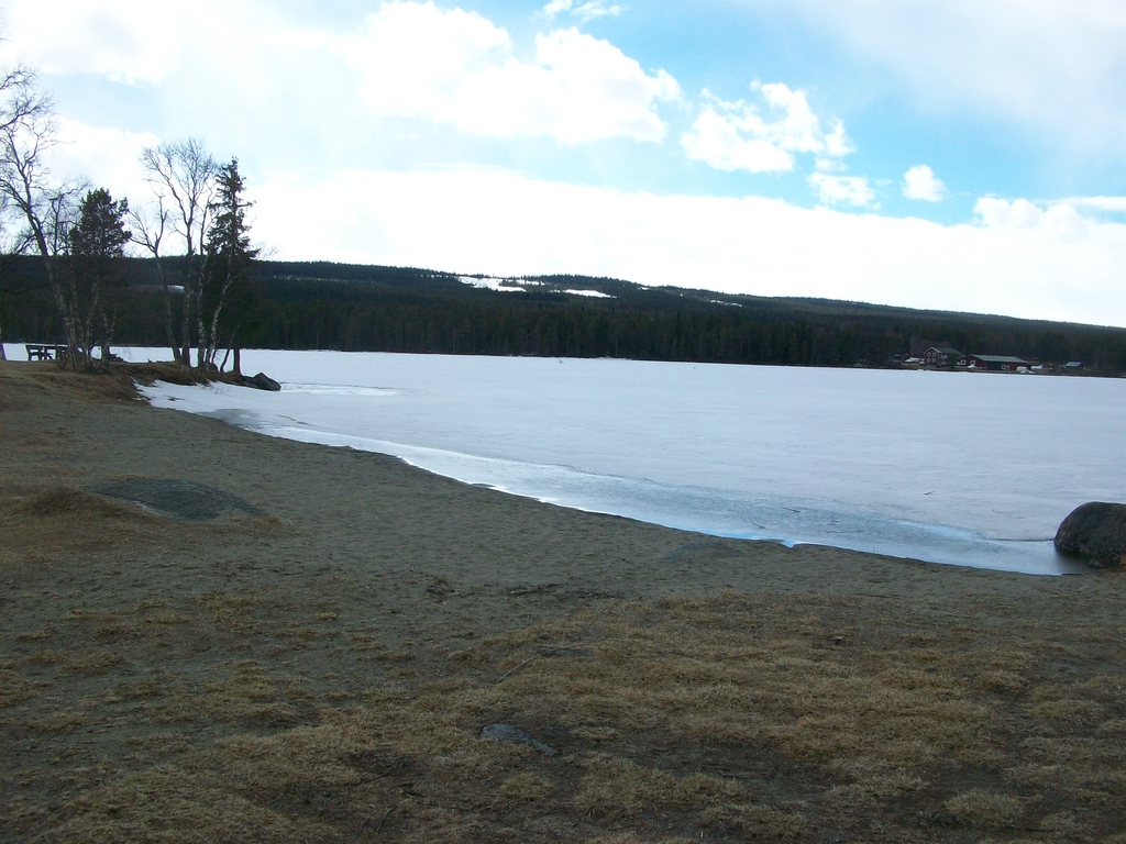 Le lac gelé Funäsdalssjön et sa plage.