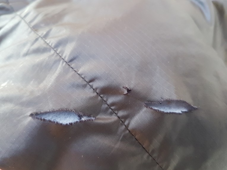 Comment réparer une doudoune 🧥 ? Accroc, trou, déchirure.