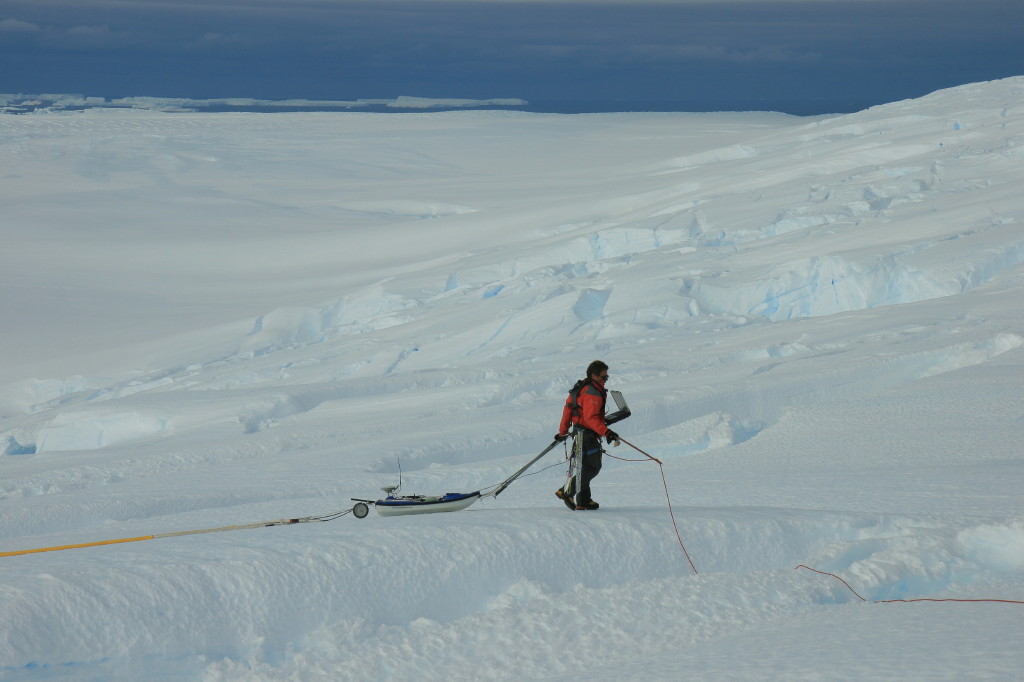 Mesure radar sur le glacier de l'Astrolabe en Antarctique
