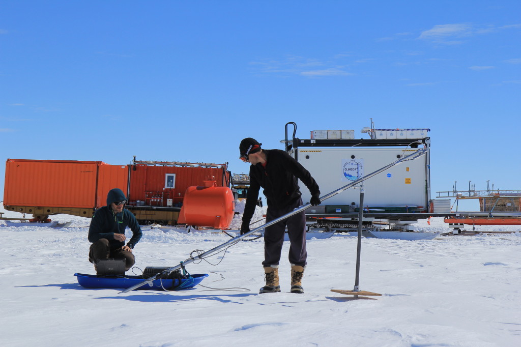 Mesure radar sur le glacier de l'Astrolabe en Antarctique