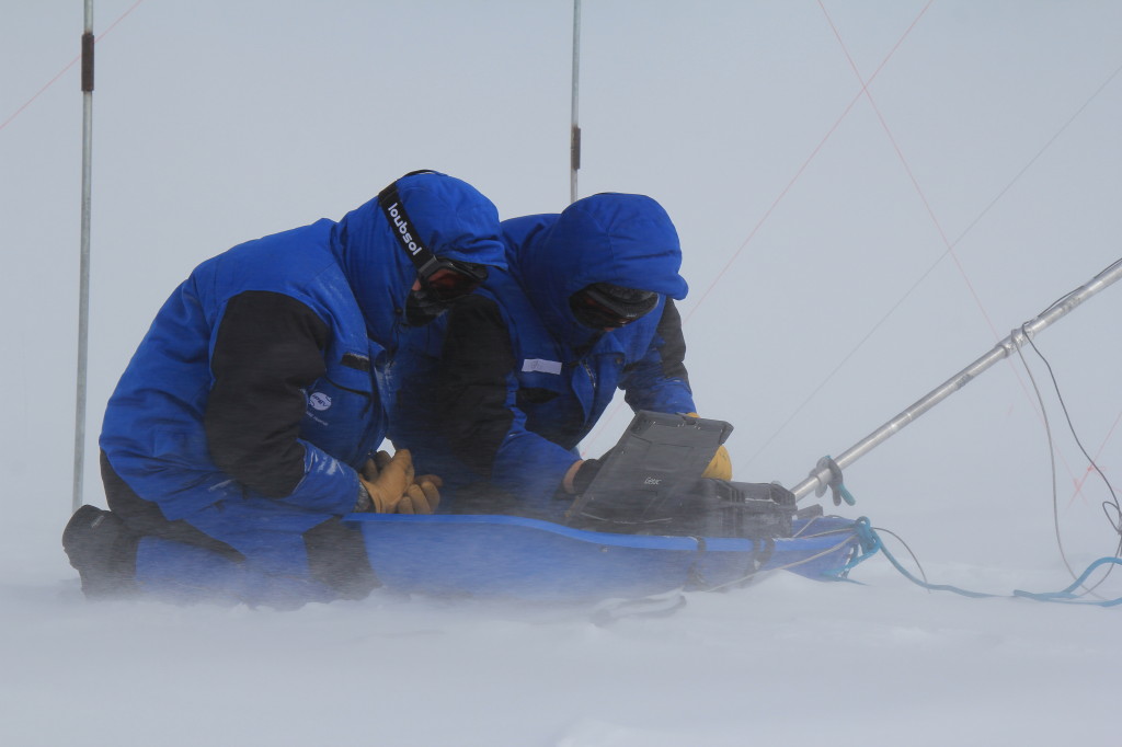 Mesure radar sur le glacier de l'Astrolabe en Antarctique