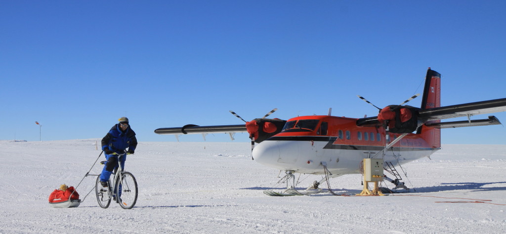 Transport de matériel "vélo-tracté" à la station Antarctique de Concordia - Dôme C