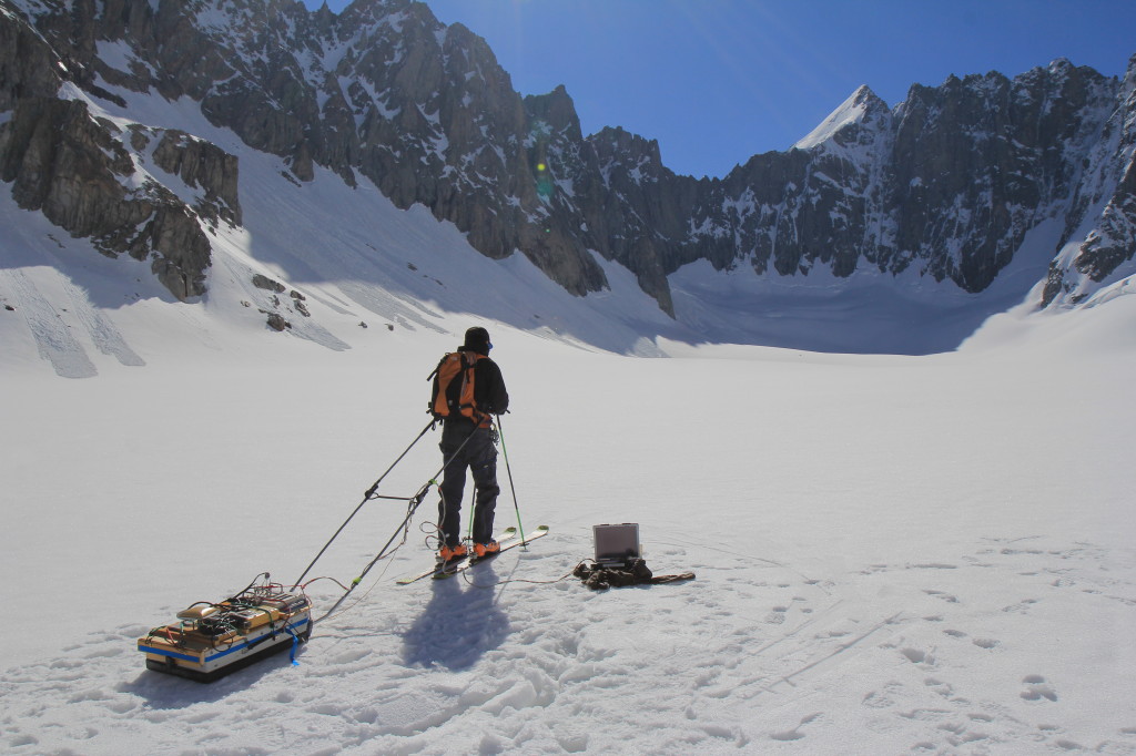 Adaptation du système de traction fjellpulken sur une antenne radar, au glacier d'Argentière - Massif du Mont-Blanc