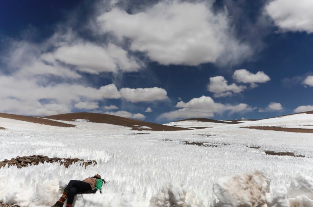 La tête dans les nuages, repos mérité en route vers le col