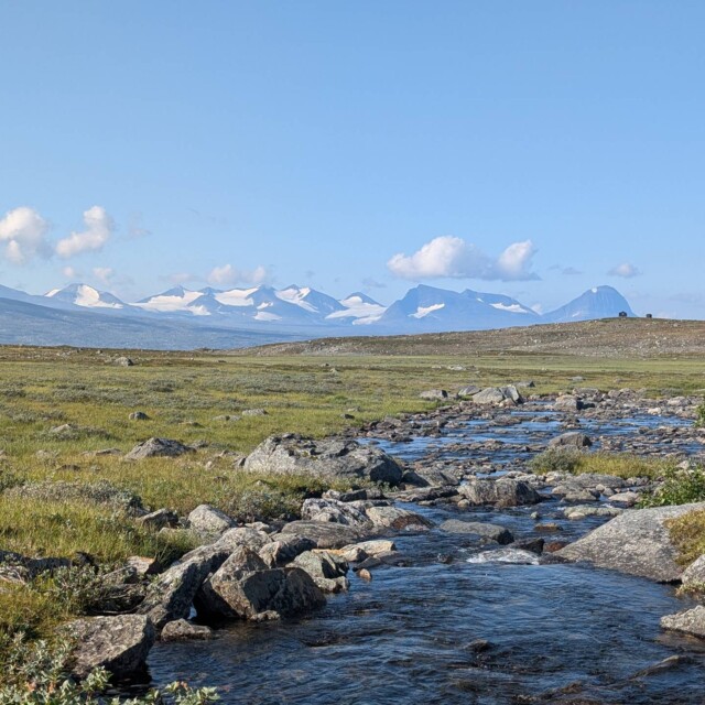 Trek de la #kungsleden dans les montagnes de #suede 🇸🇪
Jour 8 (8/8). Pleine face, c'est le parc national du Sarek !

Cette dernière étape entre #Teusajaure et #Vakkotavare offre un panorama splendide dans le sens Nord-Sud sur ces montagnes. (et inversement dans l'autre sens, sur le massif du Kebnekaise).

Plus loin, le sentier, nous emmènera sur la route qui relie Gallivare à Ritsem. Il est tout à fait possible de poursuivre vers le Sud pour une longue #itinerance. Nous déciderons d'arrêter au pied du Sarek pour d'autres #aventures ! #laponie #laponiesuedoise #sarek #trekking #randonnee #kungsleden #voieroyale