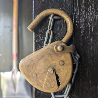 ▶️ Cette fois-ci, après avoir passé la borne des 3 frontières, puis franchi la barrière à rennes qui délimite la Finlande 🇫🇮 de la Norvège 🇧🇻, nous dormirons dans le refuge de Goldahytta.

La photo symbolise la "DNT-nøkkelen", la fameuse clée de l'association de randonnée norvégienne qui permet d'ouvrir le cadenas d'une grande partie des refuges norvégiens (gérés par la DNT). Le précieux sésame pour dormir au chaud et confortable dans la "Hutte" de montagne. Une Institution !

#goldahytta #norvege #nordtroms
#laponie @turistforeningen @tromsturlag