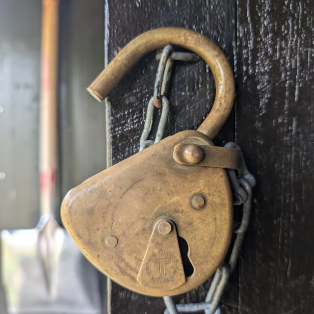 ▶️ Cette fois-ci, après avoir passé la borne des 3 frontières, puis franchi la barrière à rennes qui délimite la Finlande 🇫🇮 de la Norvège 🇧🇻, nous dormirons dans le refuge de Goldahytta.

La photo symbolise la "DNT-nøkkelen", la fameuse clée de l'association de randonnée norvégienne qui permet d'ouvrir le cadenas d'une grande partie des refuges norvégiens (gérés par la DNT). Le précieux sésame pour dormir au chaud et confortable dans la "Hutte" de montagne. Une Institution !

#goldahytta #norvege #nordtroms
#laponie @turistforeningen @tromsturlag