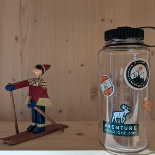 🎉 Elles sont de retour ! 🎉
Nos célèbres gourdes Nalgene 1L personnalisées avec le logo d’Aventure Nordique viennent d’arriver au camp de base ! 🏔️🌲

👉 Robustes, pratiques et idéales pour toutes vos aventures, elles vous accompagneront en randonnée, au bureau ou même à la maison. En plus, avec leur grande ouverture, elles sont super faciles à remplir et à nettoyer ! 💦 📍 Disponibles dès maintenant sur Aventure Nordique. Lien dans la BIO !

@nalgene @nimporte_claire