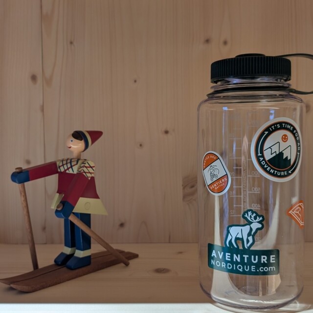 🎉 Elles sont de retour ! 🎉
Nos célèbres gourdes Nalgene 1L personnalisées avec le logo d’Aventure Nordique viennent d’arriver au camp de base ! 🏔️🌲

👉 Robustes, pratiques et idéales pour toutes vos aventures, elles vous accompagneront en randonnée, au bureau ou même à la maison. En plus, avec leur grande ouverture, elles sont super faciles à remplir et à nettoyer ! 💦 📍 Disponibles dès maintenant sur Aventure Nordique. Lien dans la BIO !

@nalgene @nimporte_claire