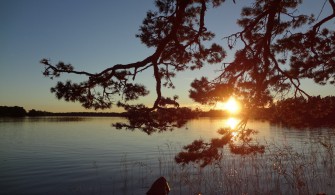 Voyage en stop et sac-à-dos à travers l’Allemagne et un peu plus loin encore… Coucher du soleil sur l'île d'Hissö